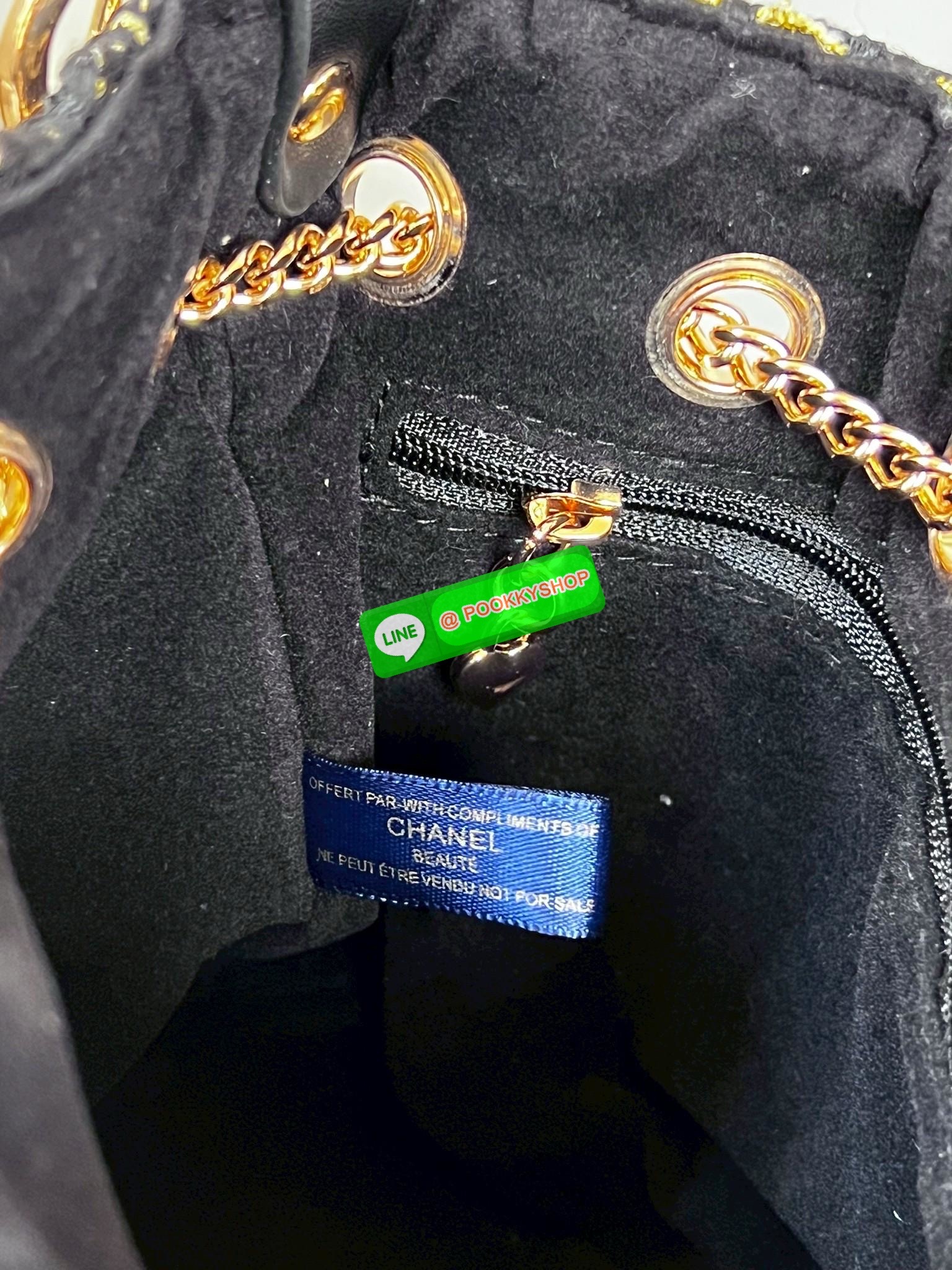 NEW NEW NEW **สินค้าเข้าใหม่** รุ่นนี้บอกเลยว่าสวยทุกอนุ หิ้วไปไหนมาไหนคือเริ่ดไปเลยค่าา CHANEL BUCKET TWEED WITH CHAIN BAG ((Premium gift make up ตปท.)) มีป้ายNot for sale 🔖พร้อมส่งค่าสาวๆ รอบนี้ได้มาไม่เยอะ! กับกระเป๋าขนาดกลางกำลังดี วัสดุผ้าTwe