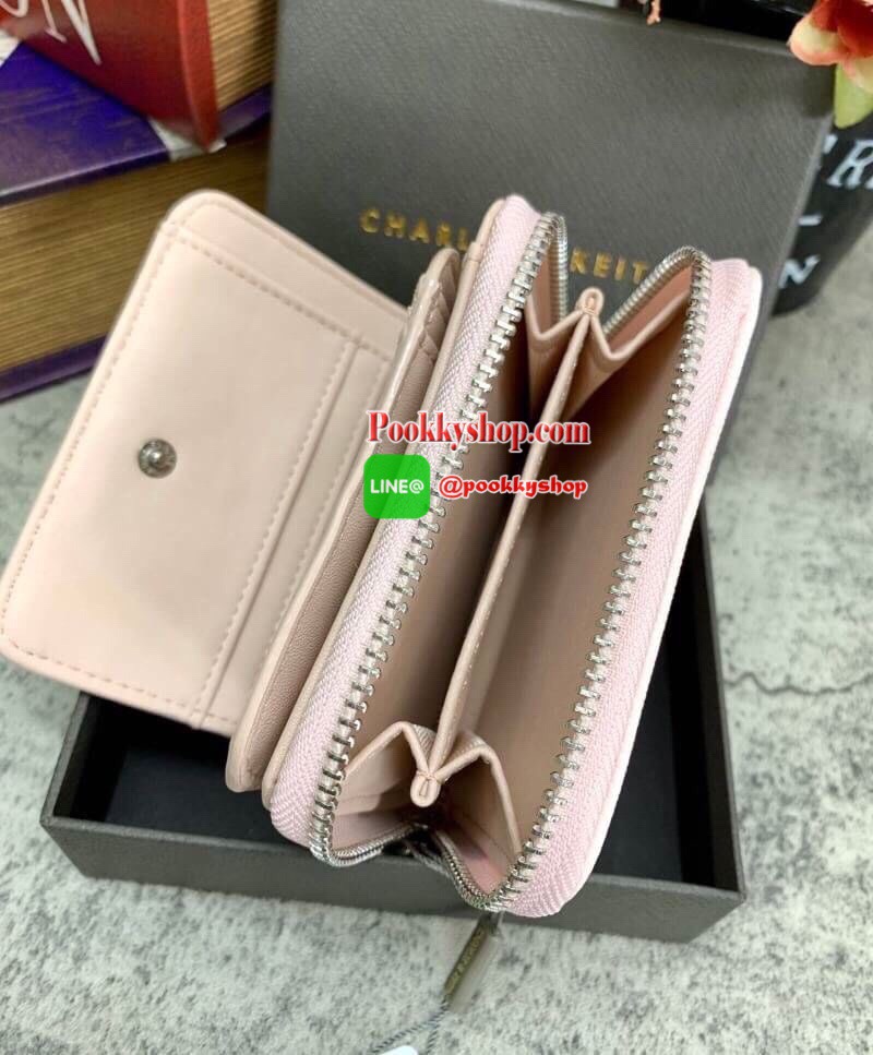 New !! CHARLES & KEITH SHORT WALLET BAG กลับมาอีกครั้ง รุ่นขายดีค่ะ!! รอบนี้สินค้าราคาพิเศษค่ะ กระเป๋าสตางค์ใบสั้น ด้านหน้ามีโลโก้แบรนด์ แยกช่องซิปออกสำหรับใส่เหรียญ ช่องหลักเปิดปิดแบบกระดุม มีช่องใส่บัตรต่างๆ ได้หลายใบนะค่ะ พร้อมช่องใส่ธนบัตรหนึ่งช่องค่ะ