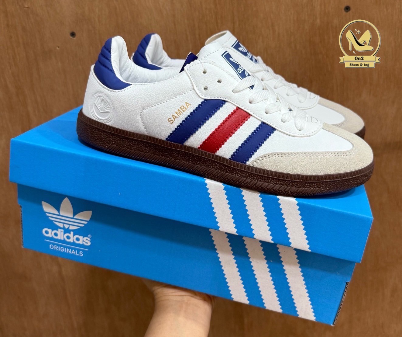 Adidas Samba รองเท้ารุ่นตำนาน จากใส่เตะบอล แต่กลับกลายมาเป็นไอเทมแฟชั่นระดับโลกSamba มาในทรงวินเทจสุดคลาสสิก พื้นยางทรงหมากฝรั่งกับแถบ 3 เส้นเอกลักษณ์ของแบรนด์ ให้ลุคเท่แบบสตรีทสไตล์ ใส่สบาย ใส่ได้ทุกวัน ไม่ว่าจะจับคู่กับกางเกงยีนส์ เสื้อยืด หรือชุดเดรสก็