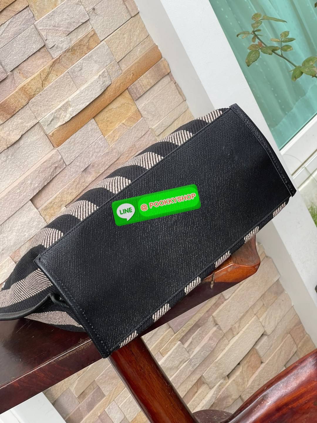 💕 Longchamp Essential Stripes shoulder bag อีกหนึ่งคอลเลคชั่นสำหรับใครที่ต้องการกระเป๋าแบบใช้งานได้ในหลาย ๆ โอกาส การเลือกกระเป๋าขนาดเล็กย่อมไม่สะดวกและไม่ครอบคลุมต่อการใช้สอยอย่างแน่นอน Longchamp รุ่นนี้สามารถตอบโจทย์ ในการใช้งานที่หลากหลายขึ้น เ