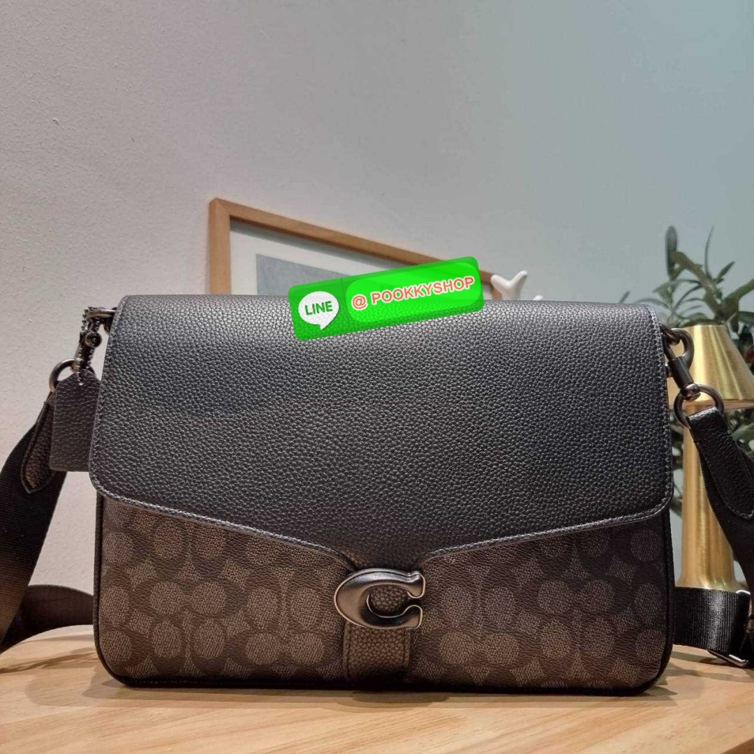 🔆 Model COACH CH769 SOFT TABBY MESSENGER IN SIGNATURE CANVAS 🔆 Details ใหม่ล่าสุด กับไอเท็มที่หนุ่มๆต้องไม่พลาด กระเป๋าทรงแมสเซนเจอร์ใบใหญ่กำลังพอดี พร้อมด้วยสายสะพาย 2 เส้น ให้ได้สะดวกใช้มากขึ้น ทั้งสายสั้นสำหรับจับทุ่นแรง และสายยาวสะพายข