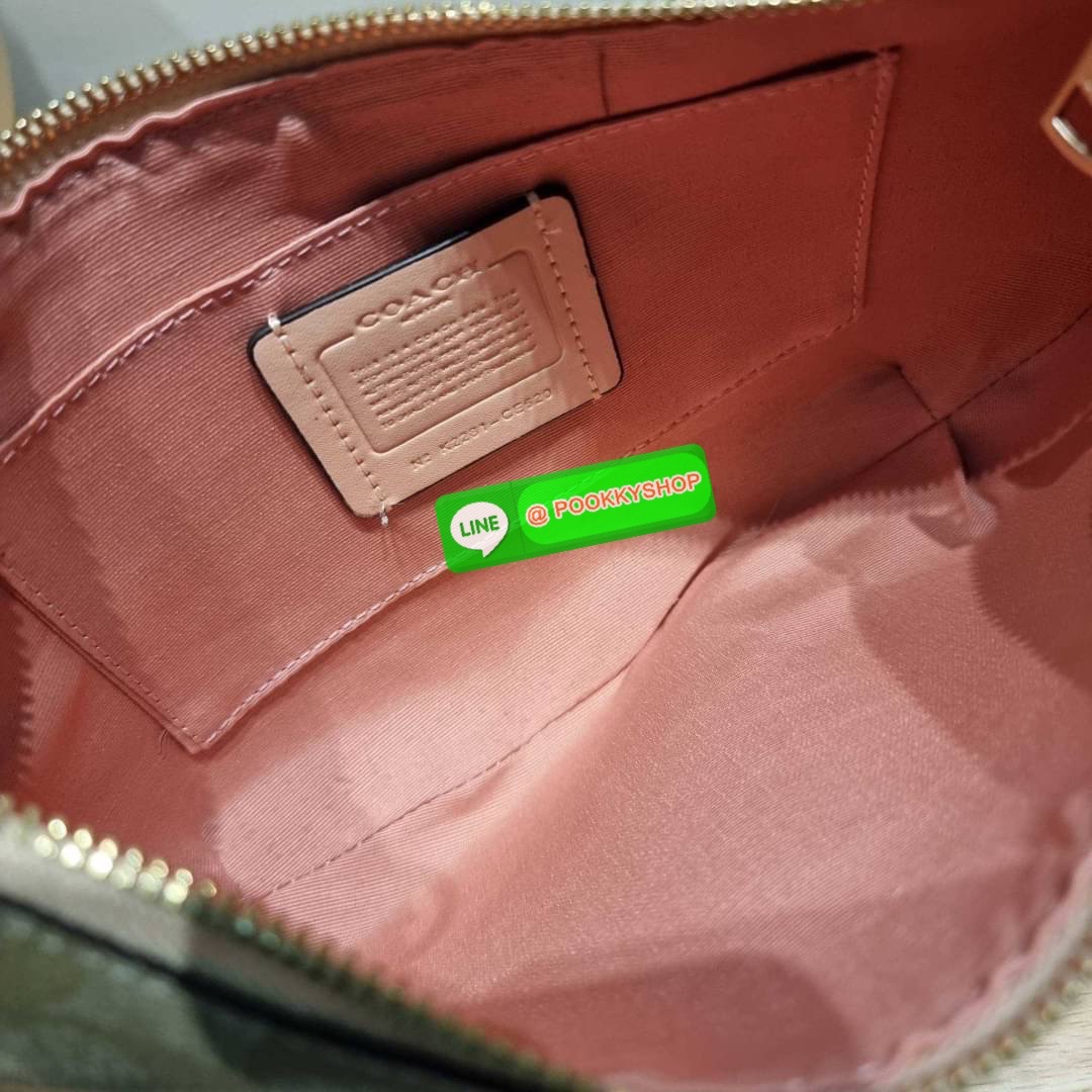 COACH CE620 PAYTON HOBO IN SIGNATURE CANVAS คอลเลคชั่นใหม่ 2023 มาแรงเกินต้าน ด้วยรูปทรงโฮโบสุดคลาสสิค สะดวกใช้ได้ในทุกวัน ขนาดกะทัดรัด แต่จุของได้เต็มที่ วัสดุหนังแคนวาสเคลือบลาย น้ำหนักเบา เปิดใช้งานด้วยซิป สายสะพายในตัวหนังสลับโซ่ ภายในเป็นช่องโล่ง ใส่