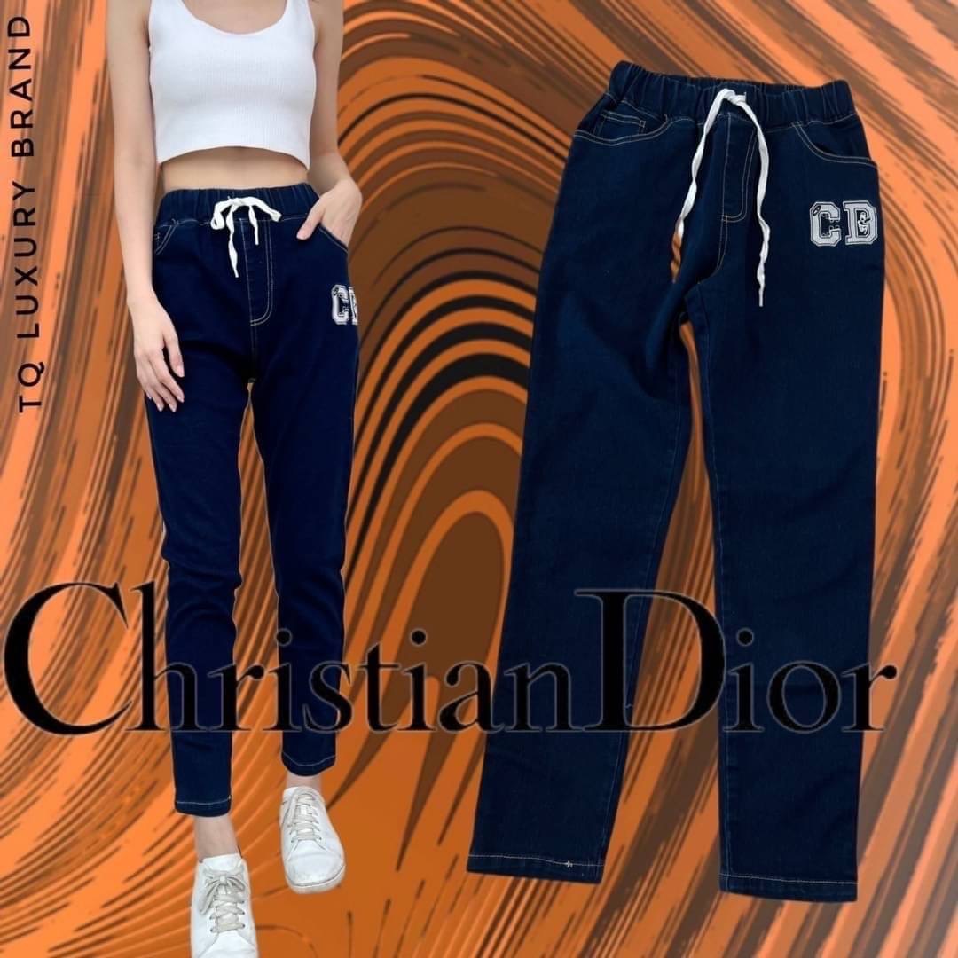 พร้อมส่ง!!! กางเกงยีน Dior งานป้ายแต่งแถบโลโก้กางเกงยีนยืด แต่งแถบปักโลโก้ เอวสม็อคสวยใส่สบายมาก ผ้ายืดเยอะคุณภาพดีมาก10/10 lable Dior