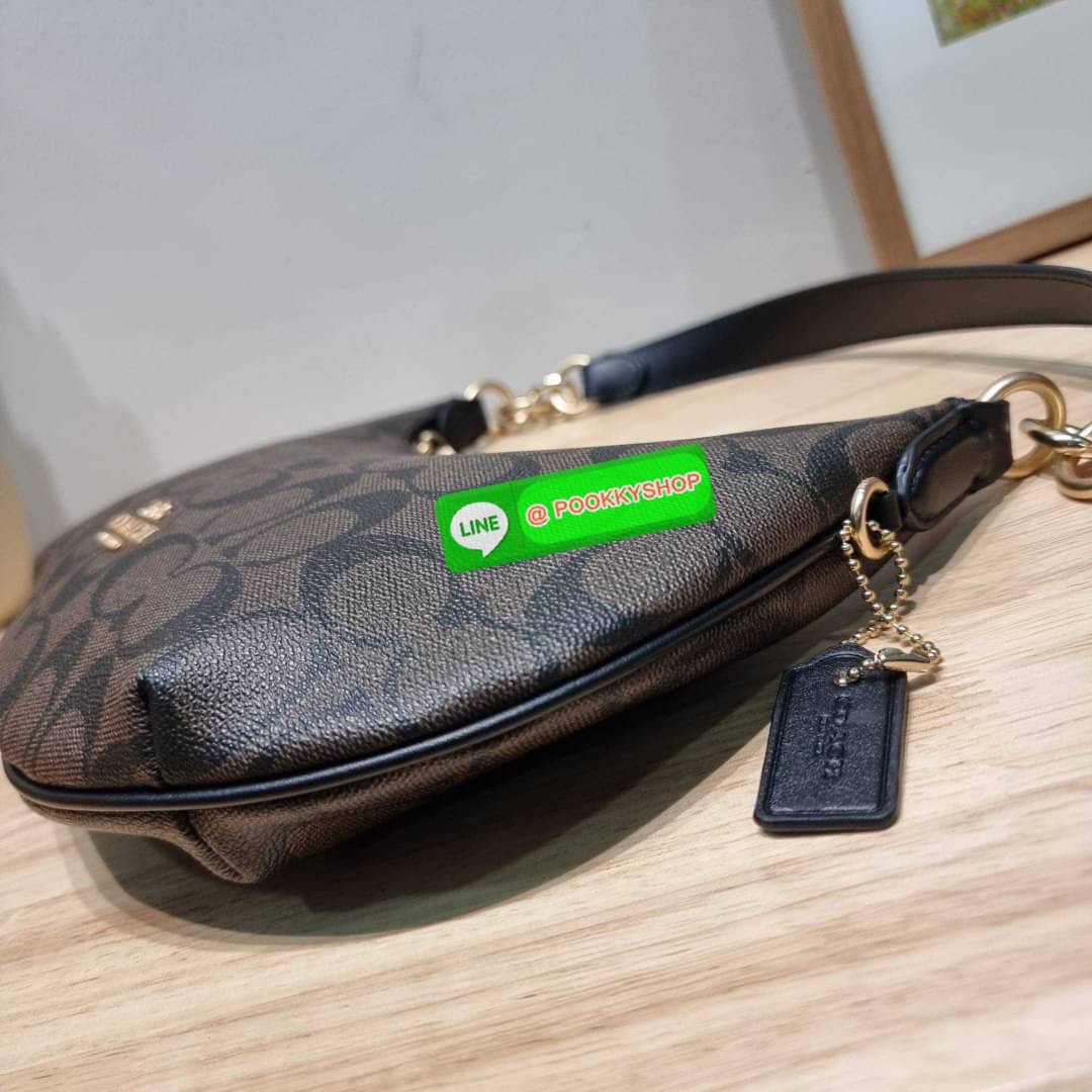 COACH CE620 PAYTON HOBO IN SIGNATURE CANVAS คอลเลคชั่นใหม่ 2023 มาแรงเกินต้าน ด้วยรูปทรงโฮโบสุดคลาสสิค สะดวกใช้ได้ในทุกวัน ขนาดกะทัดรัด แต่จุของได้เต็มที่ วัสดุหนังแคนวาสเคลือบลาย น้ำหนักเบา เปิดใช้งานด้วยซิป สายสะพายในตัวหนังสลับโซ่ ภายในเป็นช่องโล่ง ใส่
