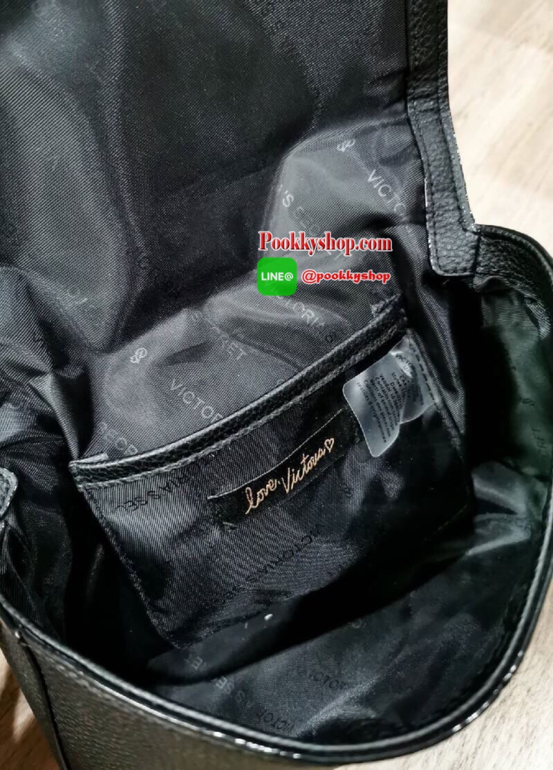 ReStock BEST SELLER! VICTORIA'S SECRET Quilted Chain Crossbody Sling Bag กระเป๋าสะพายรุ่นใหม่ล่าสุดจาก Victoria's Secret วัสดุหนังแกะสังเคราะห์ชึ้นลายริ้วหนังสวยอยู่ทรงไม่ย้วยดีไซน์สุดหรูคุณหนูไฮโซ เปิดปิดด้วยฝาปิดกระดุมแม่เหล็ก ภายในมีโลโก้และช