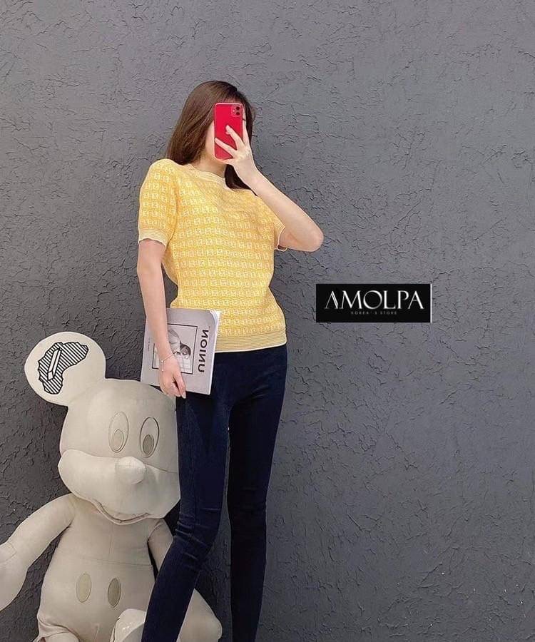 รอบ10 ......... ขายดีม๊ากกก ผ้าดีม๊ากกกก ใส่สวยย ทรงเป๊ะ ๆ # FENDI ลายใหม่ล่าสุด ชนช๊อปปป ต้องเก็บทุกสี จับผ้าแล้วคือดีสุดดๆ ผ้าแน่น ใส่แล้วให้ความรู้สึกไม่ร้อนเลยยย ใส่สวยจริงๆค่า อกคืออก เนินเด้ง สวยงามสุดๆ พร้อมส่ง!! เสื้อแขนสั้นFENDI KNITT ตัวล่าสุด 2