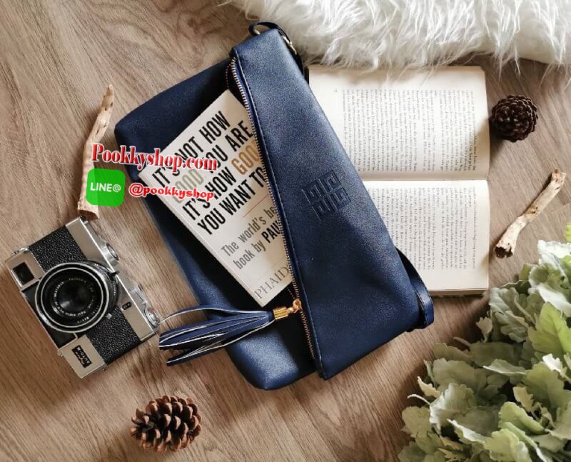 Best Seller!! Givenchy Parfums Black Leather Clutch (Premium From Counter Brand) กระเป๋าสะพายหนังนิ่มเรียบ Polyester100% สีดำเเบบสวยดูดีคลาสสิคไม่มีเอ้าท์ เปิดปิดด้วยซิป อะไหล่ทอง หัวซิปประดับพู่ ด้านหน้าปั้มโลโก้ GV ตัวใหญ่ ภายในมีช่องเล็กใส่ ipad กระเป๋