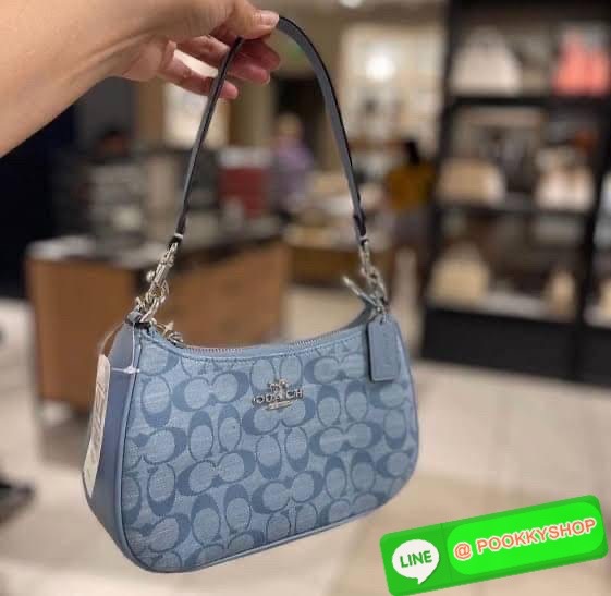 COACH TERI SHOULDER BAG IN SIGNATURE CHAMBRAY ( CH139) กระเป๋าทรงพอช ดีไซน์สุดหรูวัสดุผ้า jacquard ทอลายแบรนด์ ซับในผ้า มาพร้อมสายสะพาย 2 เส้นสามารถถอดได้ เปิด-ปิดด้วยซิป ด้านในช่องโล่งกว้างมีช่องใส่บัตรเครดิต 2 ช่อง ใส่โทรศัพท์มือถือได้ทุกรุ่น ใส่กระเป๋า