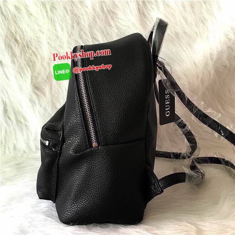 Don't Miss! GUESS WOMAN'S FACTORY BACKPACK กระเป๋าเป้ขนาดกำลังดีวัสดุหนังแกะสังเคราะห์นิ่มสวยน้ำหนักเบา มีหูหิ้วเเละสายสะพายหลังเลื่อนปรับได้ ด้านหน้ามีโลโก้และช่องซิป เปิดปิดด้วยซิปสะดวกใช้ ภายในกว้างใส่เอกสาร ipad ของใช้ได้เยอะ จะสะพายไปเรียนไ