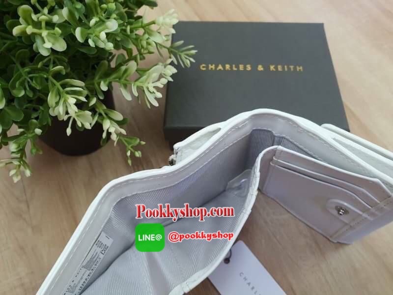 charleskeith Croc effect short wallet กระเป๋าสตางค์ใบสั้นมาด้วยลายหนังจรเข้ ด้านหน้าติดชื่อแบรนด์ รุ่นนี้เป็นแบบ 3 พับ ด้านหลังเป็นช่องใส่เหรียญ สวยสมคำร่ำลือมากๆ เลยจ้า มาครบ 5 สี จัดไปอย่างด่วนเลยจ้า