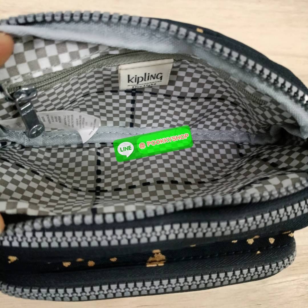 KIPLING Monkey program Seoul up clutch & sling bag รุ่น 2 ซิป (ขนาด 7 นิ้ว) กระเป๋าคล้องมือ หรือ สะพายข้าง ขนาดเล็ก วัสดุ Nylon & Polyester 100% ใช้งานได้ 2 รูปแบบ มีสายสลับเปลี่ยนได้ทั้งแบบคล้องมือ และ สะพายข้าง ตามโอกาสการใช้งาน