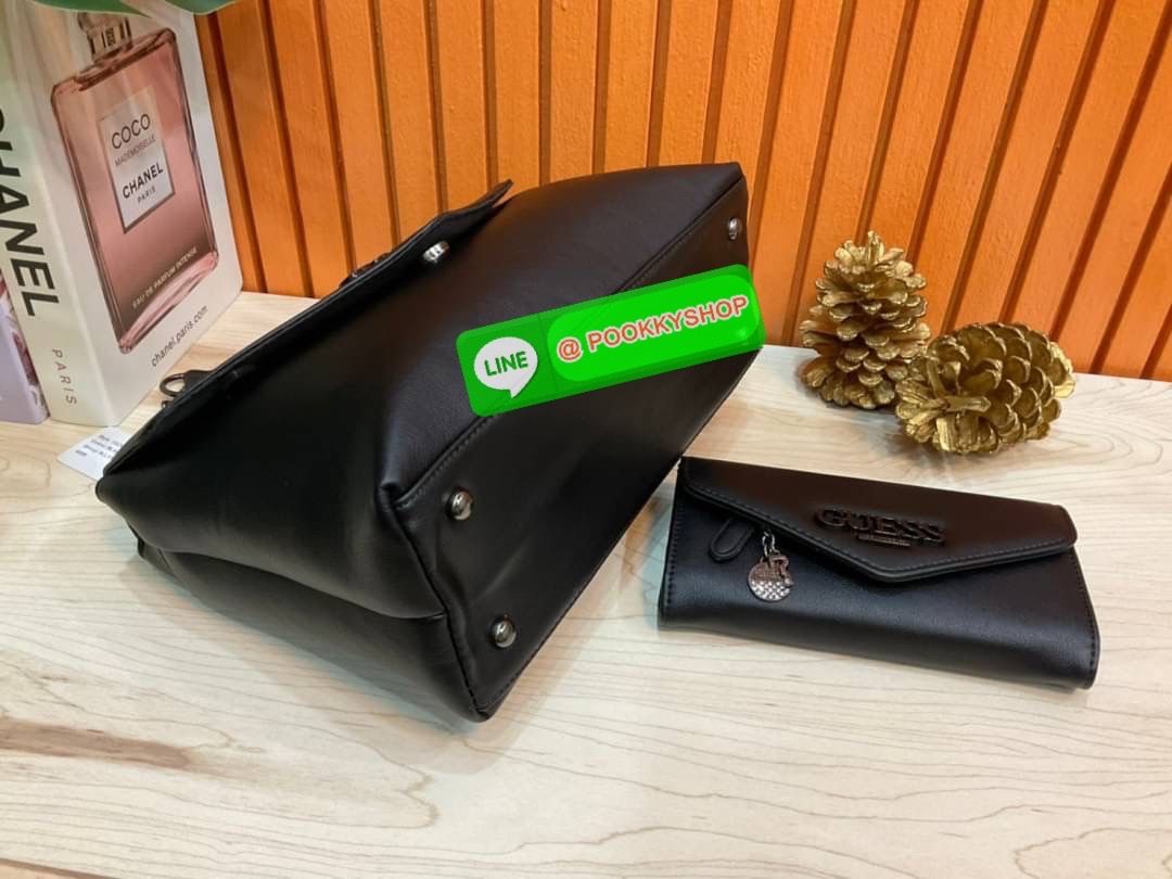 🚚 พร้อมส่ง 🚚 Guess Women’s Crossbody Bag Set สุดคุ้ม!!!! เซตสวยหรูดูแพง สวยจริงจริง ช้าหมด ราคานี้หาที่ไหนได้!! กระเป๋าสะพาย+กระเป๋าสตางค์ใบยาว มาพร้อมพวงกุญแจถอดออกได้ ด้านหน้าประดับโลโก้แบรนด์สวยโดดเด่น กระเป๋าสะพายไหล่ และสะพายข้าง cros