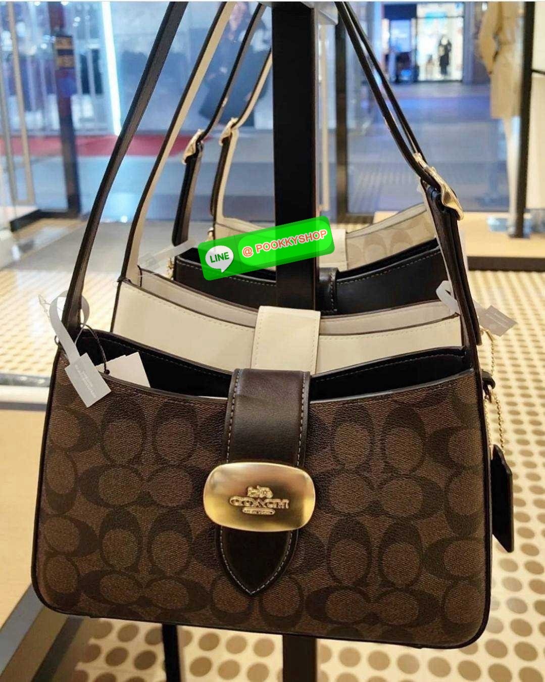 COACH CR533 ELIZA SHOULDER BAG 🔅 Details ใหม่ล่าสุด กระเป๋าสะพายไหล่ทรงโฮโบสุดหรู ดีไซน์โลโก้แบบใหม่และหรูหรายิ่งขึ้น คงความคลาสสิคและวินเทจ เปิด-ปิดด้วยสายคาดแบบกระดุมแม่เหล็ก ภายในเป็นช่องโล่ง แบ่งสัดส่วนไว้อย่างดี มีทั้งช่องใส่บัตร และช่องซิป ส