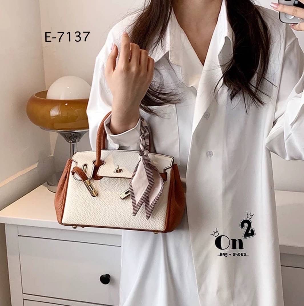 New arrivals🥳🥳 กระเป๋าแฟชั่นมาใหม่ ทรง Birkin งานสไตล์แบรนด์ เปิดหน้าอะไหล่ทอง ทรงสวยน่าใช่มากค่ะ มาพร้อมสายสะพายยาวแบบครอสบอดี้