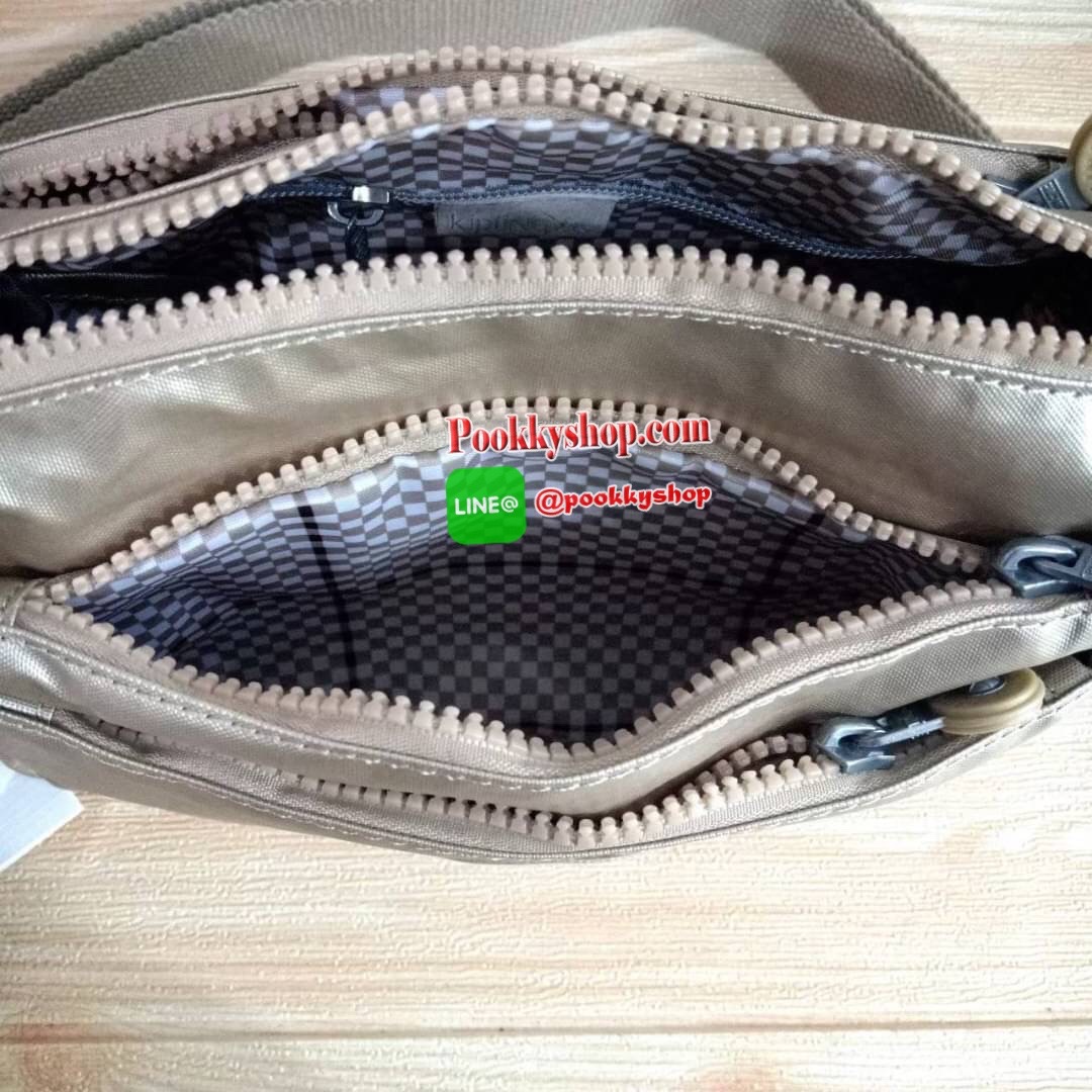 KIPLING Mini Crossbodybag กระเป๋าสะพายข้างขนาดกะทัดรัด ผลิตจากวัสดุ Nylon+ Polyester100% มีช่องใช้งานแยกย่อยมากถึง 4 ช่อง -ด้านหน้ามีช่องซิป 2 ช่อง -ช่องหลักโล่ง กว้าง จุของใช้ได้เยอะ -ด้านหลังมีช่องซิปอีก 1 ช่อง มาพร้อมพวงกุญเเจลิง สายสะพายยาวสามารถปรับไ