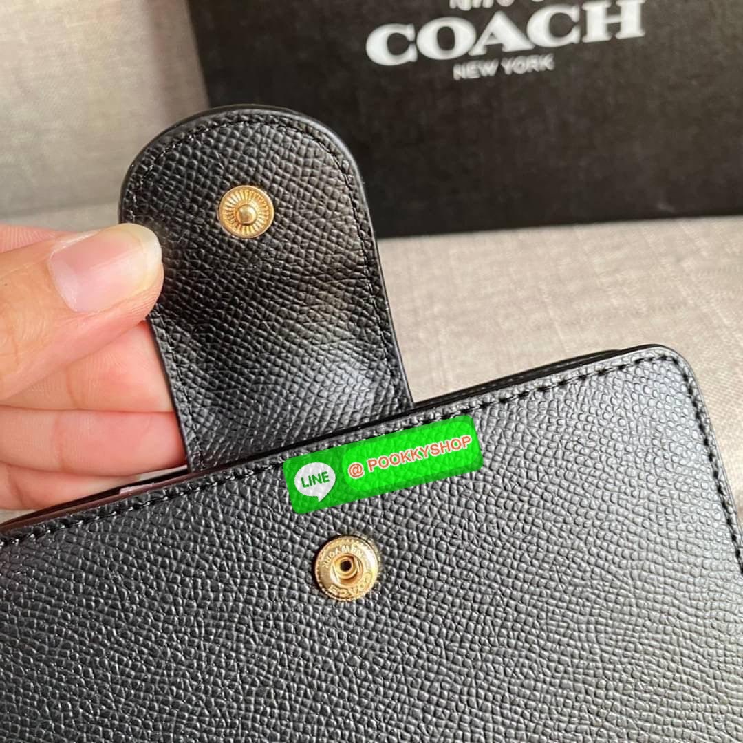 COACH 6390 MEDIUM CORNER ZIP WALLET กระเป๋าสตางค์ใบกลาง สีพื้นเรียบหรู วัสดุcrossgrain ภายในมีช่องใส่บัตรและธนบัตรได้ทุกชนิด มีช่องซิปใส่เหรียญ ขนาดกะทัดรัดพกพาง่าย คนชอบจัดระเบียบกระเป๋าสตางค์แนะนำเลยจ้า