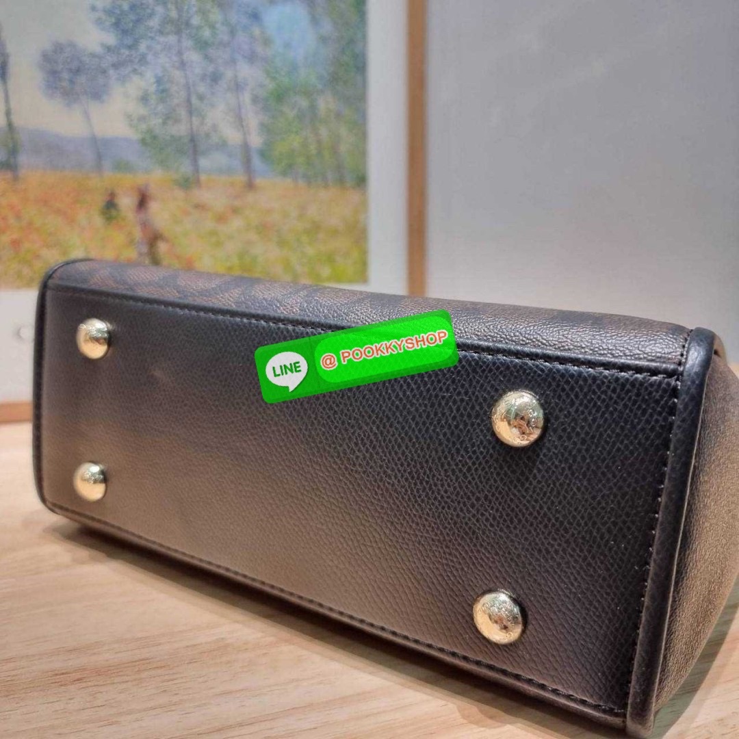 กระเป๋าถือ/สะพายรุ่นยอดนิยม ดีไซน์คงความคลาสสิค แฝงความหรูด้วยอะไหล่สีทอง หูจับในตัวสะดวกใช้งาน ปากกระเป๋ามีซิปปิดกันหล่นแน่นหนา ใต้กระเป๋ายังมีหมุดรองถนอมกระเป๋าอีกด้วย มีสายสะพายข้างให้ ถอดออกได้ ปรับได้ตามต้องการ ภายในโล่งกว้าง มีทั้งช่องซิปและช่องย่อย