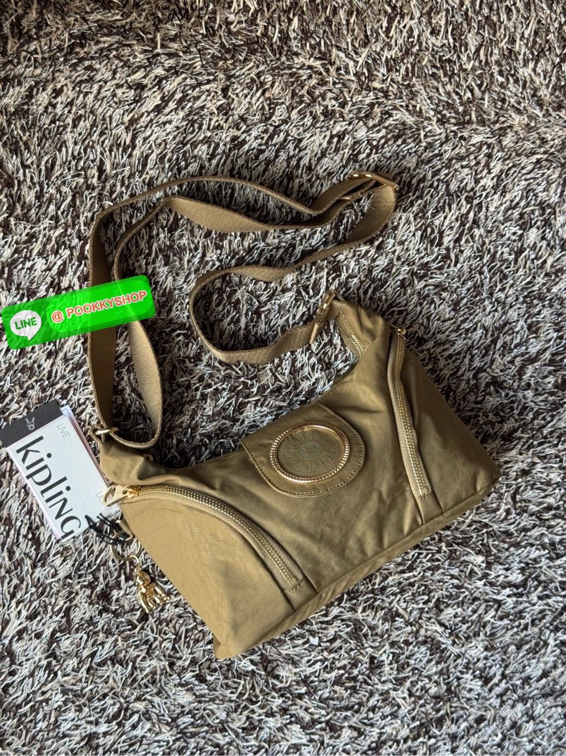 Kipling Syro Shoulder bag กระเป๋าในสไตล์มินิมอล แต่สามารถใส่สิ่งของได้ครบครัน มีทั้งช่องซิปภายในและนอก น้ำหนักเบา มีสายสะพายครอสบอดี้ได้