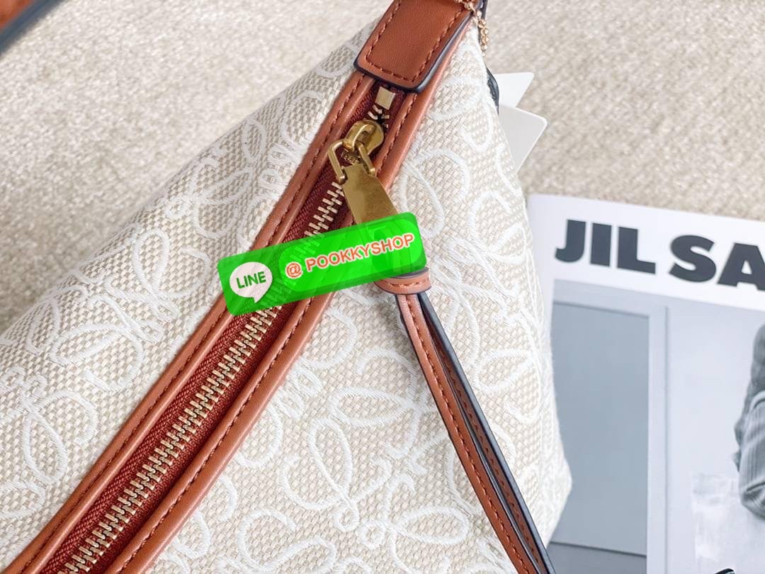 RESTOCK!! 💙🤎 LOEWE CANVAS BAG VIP GIFT WITH PURCHASE (GWP) พรีเมี่ยมกิ๊ฟ Limited จาก LOEWE HAUTE PARFUME DUTYFREE COUNTER วัสดุ CANVAS ตัดหนังแท้ ดีไซน์ทรงยอดฮิตประจำปีเลย! ปักโลโก้แบรนด์บนผ้าทั้งใบเป็นเอกลักษณ์ เปิดปิดด้วยซิปยาวภายในโล่งก