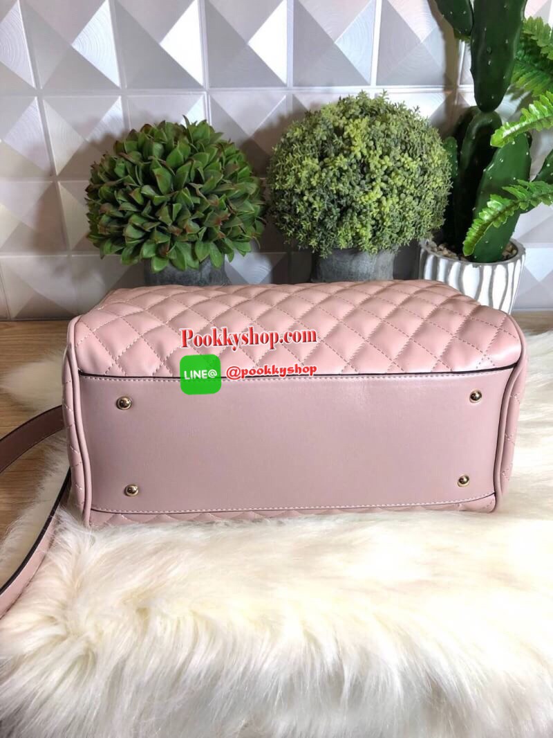 GUESS Sweet Candy Large Satchel กระเป๋าสะพายทรง Bowling รุ่นใหม่ล่าสุดจาก GUESS FACTORY หนังนิ่มลายตารางสวยอยู่ทรงใบใหญ่กำลังดี ด้านหน้าประดับโลโก้หูหิ้วโซ่ร้อยหนังสะพายไหล่ได้เเข็งแรงรับน้ำหนักได้เยอะ เปิดปิดด้วยซิปสะดวกใช้ มีหมุดรองฐานกันรอย ภายในมีช่อง