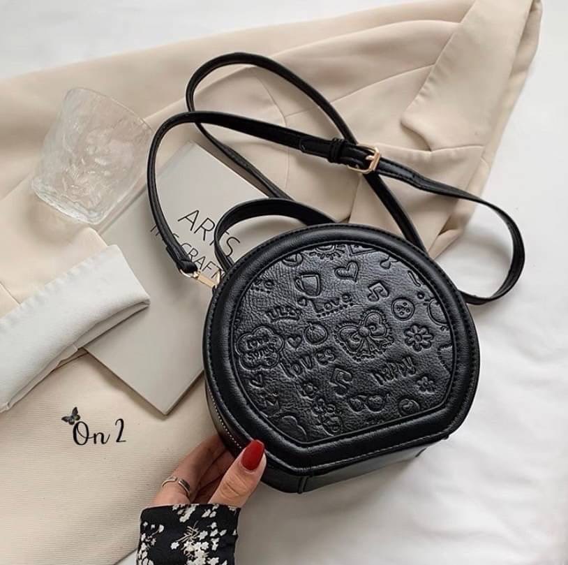 กระเป๋าแฟชั่นทรงกลม สไตล์มินิมอล งานซิปหนังpu อะไหล่ทอง สายสะพายยาวแบบ Cross body ปรับระดับได้ ทรงสวยงานน่ารักมากค่ะ