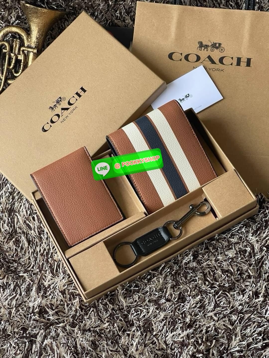 COACH BOXED 3-IN-1 WALLET GIFT SET IN SIGNATURE ชุดเซ็ทกระเป๋าสตางค์และพวงกุญแจจาก Coach กระเป๋าสตางค์หนังแคนวาสพิมพ์ลายทั้งใบ โดดเด่นด้วยดีไซน์เรียบหรู ร่วมสมัย และมีเอกลักษณ์เฉพาะตัว ด้านในประกอบด้วยช่องใส่ธนบัตร 2 ช่อง ช่องใส่บัตร 8 ช่อง และช่องว่างด้า