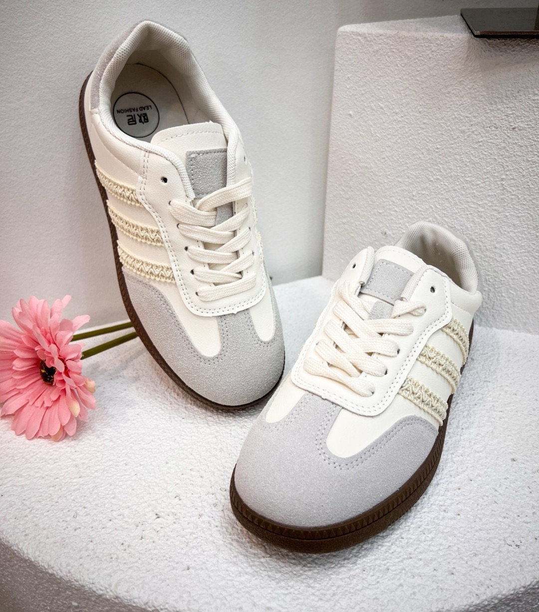 รองเท้าผ้าใบงานเกาหลี รุ่นนี้เป็นผ้าใบทรงที่ทุกคนต้องมี ด้ารข้างดีเทลเส้น สีละมุนมากใส่แล้ว สวยน่ารักมาก พื้นนิ่มใส่สบาย แมทช์กับชุดเริ่ดมาก ต้องมีแล้วน๊าา