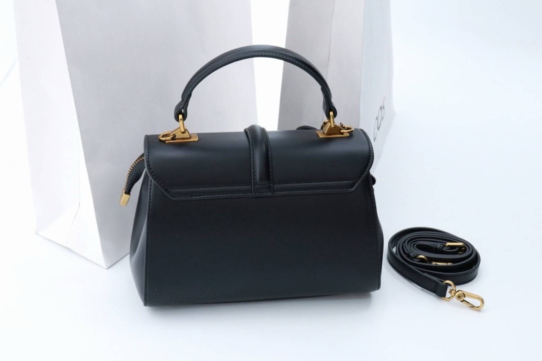 celine งาน nologo งานเกรดพรีเมี่ยม หนังดีมาก มีแถมกระเป๋าลูกใบเล็ก ขนาดกำลังพอเหมาะ แมทได้กับทุกลุค ทั้งถือและสะพาย