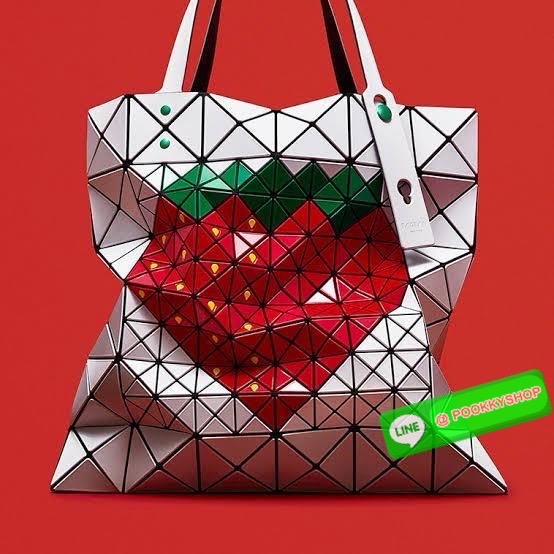 Baobao issey miyake Fruit กระเป๋าโท้ทซีรีย์รุ่นนี้มีลวดลายผลไม้น่ารัก ชิ้นส่วนตรงกลางถูกแทนที่ด้วยชิ้นส่วนต่างๆ ทําให้เกิดลวดลายดูมีมิติ เป็นขนาดที่เหมาะกับเอกสาร A4 และแล็ปท็อปขนาด 13 นิ้ว นอกจากนี้ยังมีกระเป๋าซิปด้านในที่สะดวกสําหรับจัดเก็บสิ่งของมีค่า
