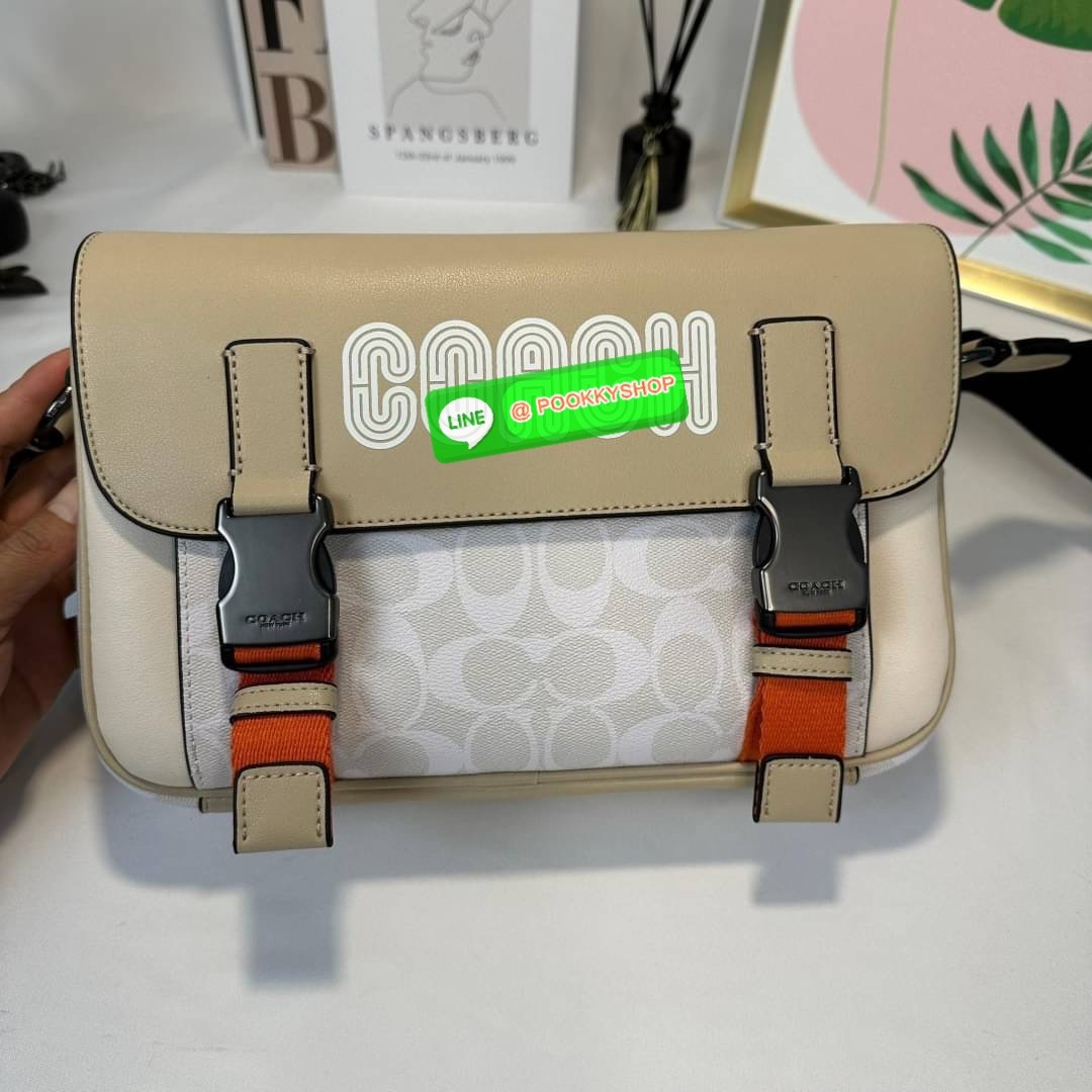 กระเป๋า COACH TRACK CROSSBODY IN COLORBLOCK SIGNATURE CANVAS (COACH C2725) กระเป๋าสะพายใบใหญ่ Unisex ที่เท่ได้ทั้งชายและหญิง วัสดุหนังแท้ หนังนิ่ม สัมผัสมือดีมากๆ เก็บดีเทลด้วยหนังแคนวาสคุณภาพ เนียบคมกริบ อยู่ทรงสวย ขนาดกำลังดี ไม่เล็ก ไม่ใหญ่เกินไป ด้านใ