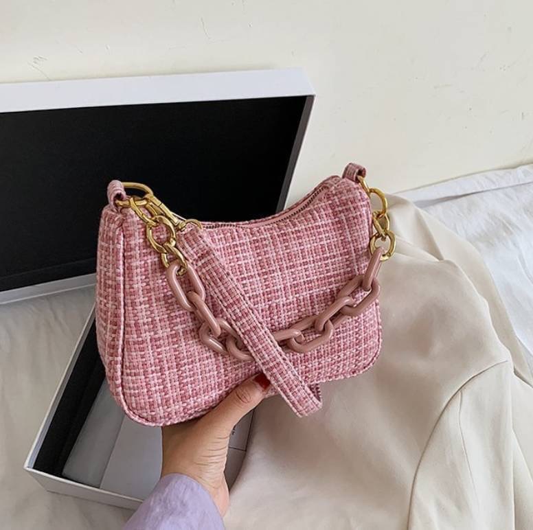 กระเป๋าสะพายแฟชั่น ผ้าทอลาย สวยสะดุดตามากค่ะ สวยแฟชั่น ต้องชอบ ได้ทั้งถือและสะพาย อะไหล่ซิบทองสวยหรู