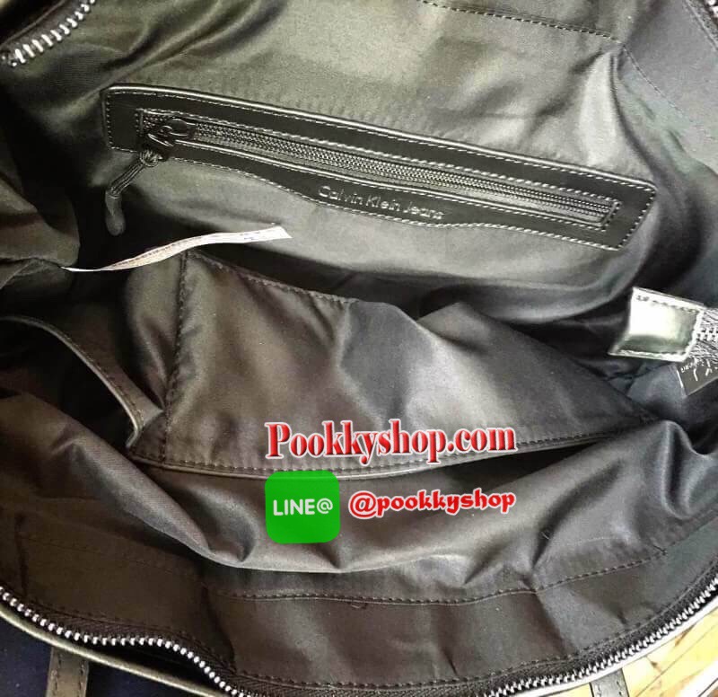 CALVIN KLEIN" JEANS TOTE BAG (Size M) กระเป๋าสะพาย Calvin Klein Jeans Limited Edition จาก Calvin Klein Jeans วัสดุ Polyester คุณภาพดีเนื้อหนาน้ำหนักเบา ด้านหน้าประดับโลโก้ Calvin Klein Jeans พร้อม TAG ห้อยที่หูหิ้วดูมีดีเทล เปิดปิดด้วยซิปสะดวกใช้ หัว