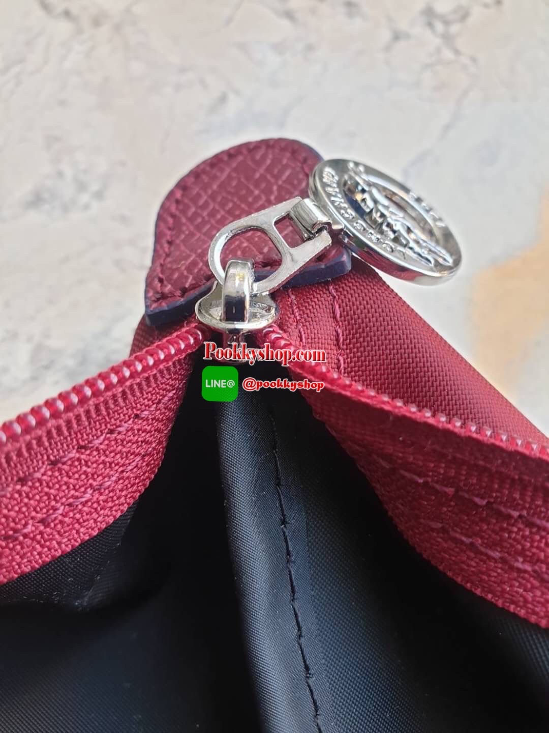 Longchamp Le Pliage Club Tote Bag Size L หูยาว วัสดุเนื้อผ้า Nylon Canvas เคลือบกันนำ้ ตัดด้วยหนังแท้ที่มีน้ำหนักเบา ดีไซน์เรียบง่ายแต่เต็มไปด้วยความคลาสสิก จนเป็นที่ชื่นชอบไปทั่วโลก Longchamp ปรับโฉม LE PLIAGE ด้วยการปักลายรูปม้า-ตราสัญลักษณ์ของแบรนด์บนผ