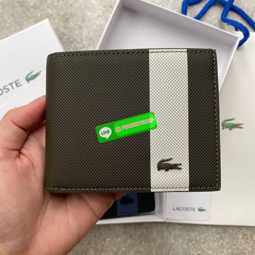 ลาคอส SHORT WALLET กระเป๋าสตางค์แบบพับ2ตอนสำหรับผู้ชาย มีช่องใส่บัตรและช่องใส่ธนบัตรแยกเป็นสัดส่วน กระเป๋าสตางค์หนัง PVC คุณภาพดีตามแบบฉบับของแบรนด์ มาพร้อมกล่อง ถุงกระดาษแบรนด์แบรนด์แข็งแรงสวยมากค่ะ ไม่ว่าจะใช้เองหรือเป็นของขวัญก็สุดคุ้มและน่าใช้ ห้ามพ