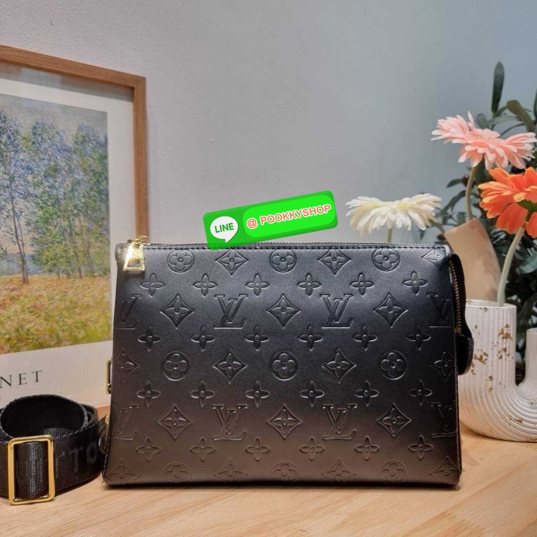 LV coussin pm bag 🔆 Details กระเป๋าสะพายกึ่งคลัชท์ สุดล้ำ ดีไซน์ใหม่ สีลิมิเต็ด ล่าสุดจากเคาน์เตอร์ duty free มาแรงมาก ด้วยความสวยปังตั้งแต่แรกเห็น มาพร้อมสาย 2 เส้น สวยลัคชูแบบสับๆ มีสายโซ่ที่มีดีเทลละเอียดไม่ซ้ำ และสายสปอร์ตครอสบอดี้ ที่จะคล้องไ