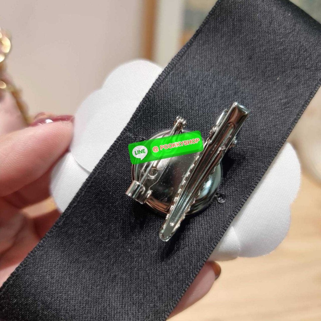 Chanel 22 mini bag 🔆 Details เกินต้านที่สุดกับไอเท็มนี้ ที่สาวๆหรือใครๆก็ต้องมีแล้ว!! มาในไซส์มินิ น่ารักจริงจัง!! แค่เห็นก็หลงรัก กับกระเป๋าสะพาย ดีไซน์เรียบแต่มีความหรูแอบซ่อนอยู่ ด้วยความโดดเด่นจากสายสะพายโซ่สีทอง และเหรียญโลโก้ เพิ่มความแพงไปอ