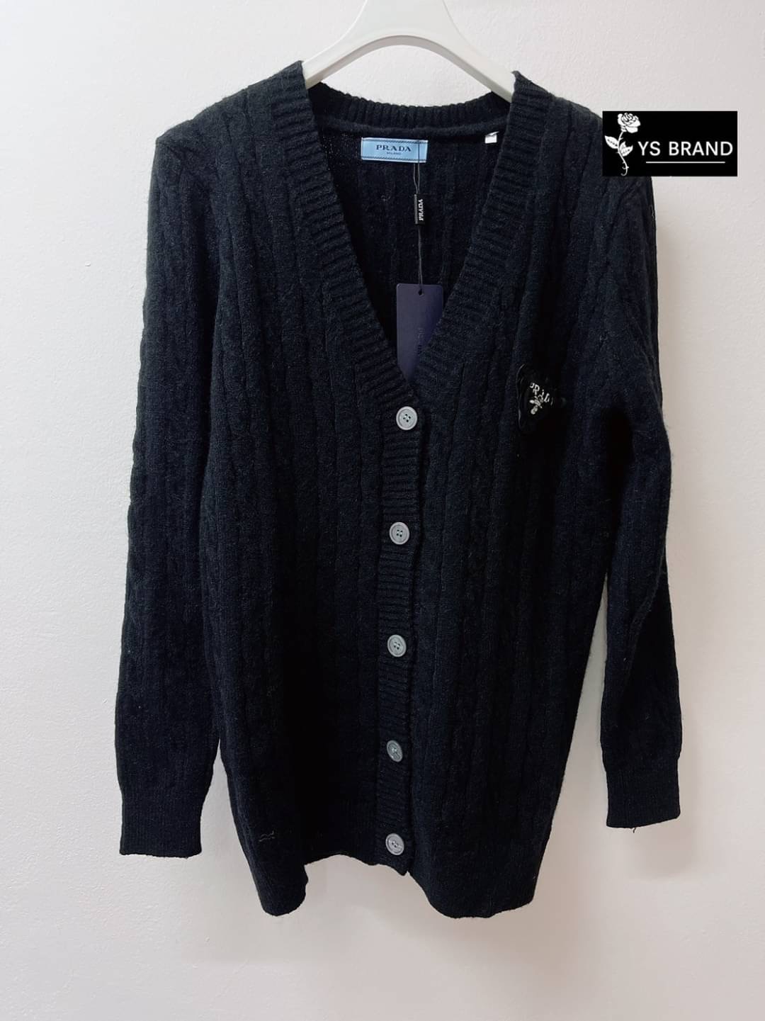 เสื้อคลุมไหมพรมแขนยาวคอวี ผ้าไหมพรมยืดเนื้ออย่างดีผ้าดีมากๆ นิ่ม เด้งยืดได้เยอะ ผ้าดีทอละเอียด ทอลายเกลียวทั้งตัว แต่งกระดุมด้านหน้า ติดเข็มกลัดPradaช่วงอก ถอดแยกได้ สวยหรูมากๆ โดดเด่นสุดๆ มาพร้อมป้ายคอ Prada Tagครบ สวยมาก งานคุณภาพ ห้ามพลาด จัดเลยจ้า