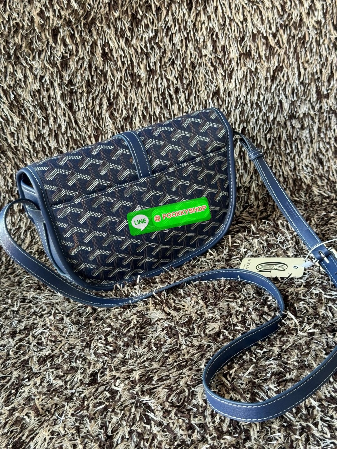 Goyard belvedere pm แบรนด์ดังจากฝรั่งเศส เรัยบหรูแต่ดูสง่า สะดุดตาด้วยลายเฉพาะตัว วัสดุที่นำมาตัดเย็บกระเป๋าเป็นวัสดุผ้าใบ Canvas ที่มีชื่อเรียกว่า “Goyardine” ซึ่งเป็นผ้าใบที่เป็นการผสมผสานระหว่างผ้าฝ้าย (Cotton), ผ้าลินิน (Linen) และ ผ้าป่าน (Hemp) ทำกา