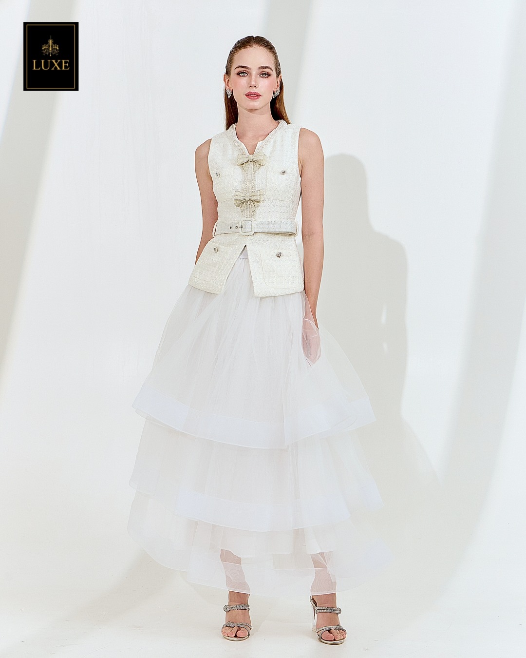 เสื้อแฟชั่น เสื้อแขนกุด ทรงเข้ารูป ชายเสื้อยาวปิดสะโพก มาพร้อมเข็มขัดผ้าในตัว