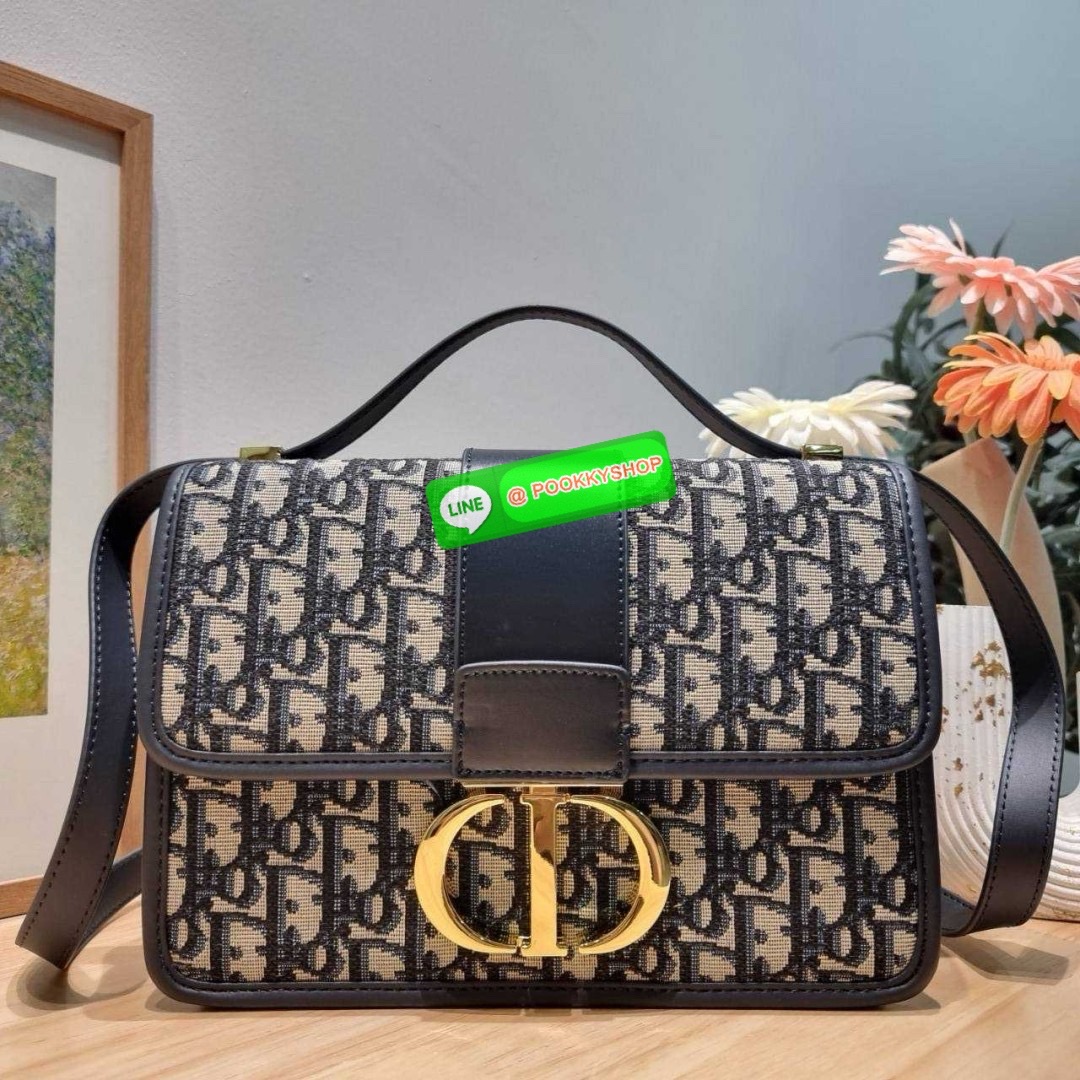 CD 30 MONTAIGNE BAG 🔆 Details กระเป๋าสะพายข้างสุดฮอต จากเคาน์เตอร์ dutyfree ที่สาวๆต้องไม่พลาด ทรงสวยมีกิมมิคในตัว ดูแพง ดีไซน์ย้อนยุคเป็นเอกลักษณ์ เปิด-ปิดด้วยอะไหล่กดล็อคแน่นหนา ใช้งานง่าย ด้านหลังมีช่องใส่ของจุกจิกได้ ภายในเป็นช่องโล่ง ใส่ของสำ