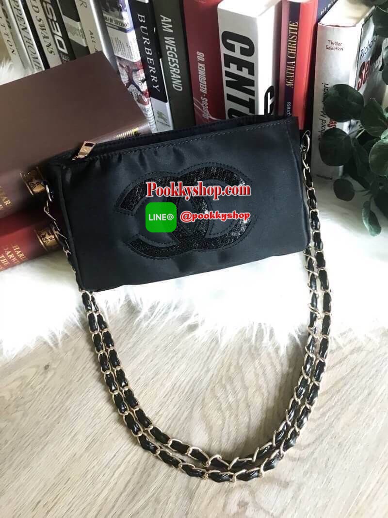 ไอเท็มแนะนำ! รุ่นใหม่ล่าสุด Chanel Cosmetic Cluth Bag With Chain กระเป๋าถือหรือสะพายพรีเมี่ยมเเท้จาก Chanel Cosmetic Counter VIP Gift วัสดุ Nylon&Polyester 100% สีดำประดับโลโก้แบรนด์วิ้งๆสวยหรูดูดี เปิดปิดด้วยซิป หัวซิปแบรนด์อะไหล่ทอง ซับในสกรีนโลโก้ ภายใ