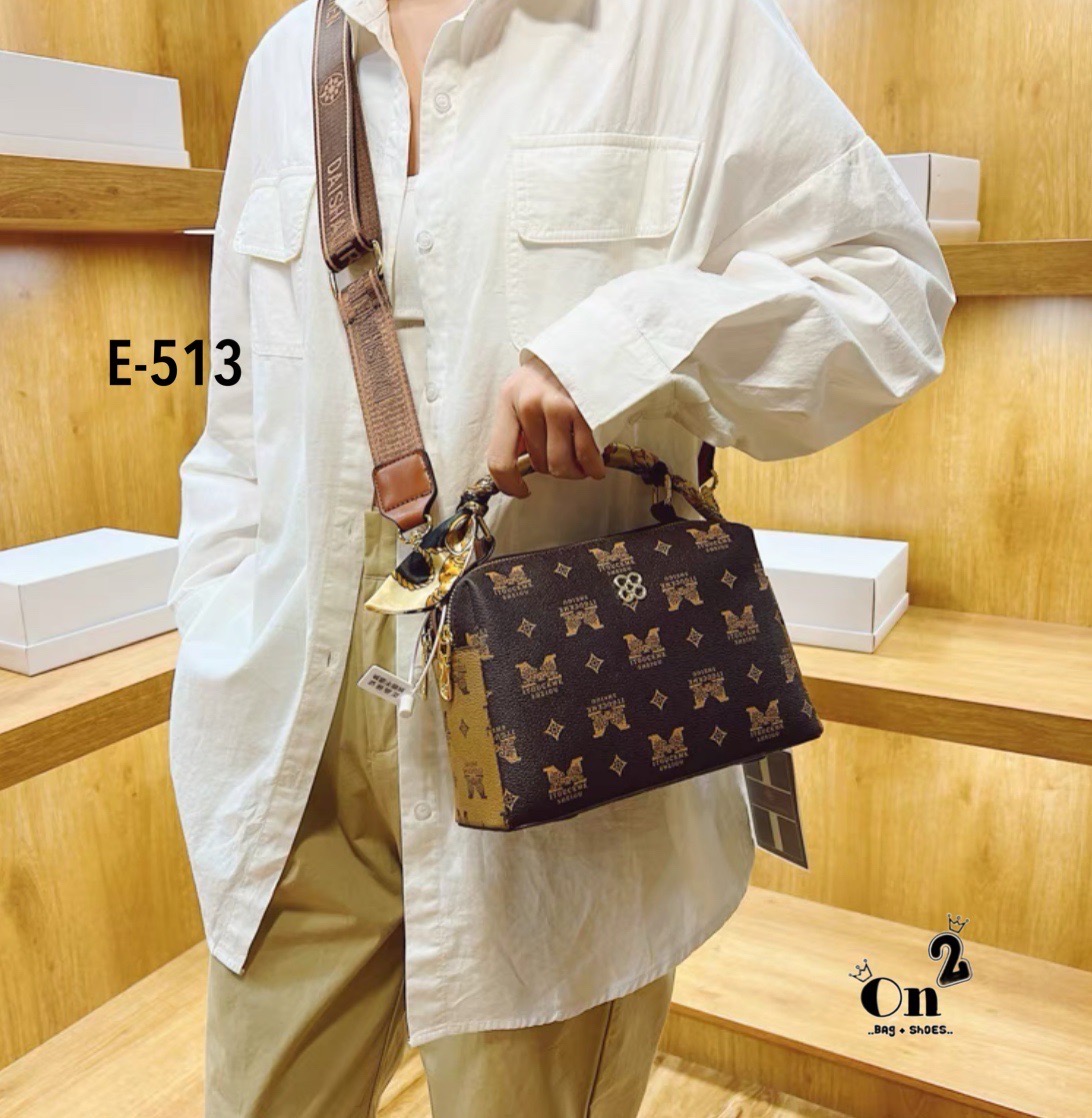 NEW-IN💘ใบนี้คือน่าร้ากก สไตล์แบรนด์😚 งานคุณภาพค่ะ ดีไซน์เกร๋ไม่เบา หูโค้งอยู่ทรงสวยค่า👏🏼เห็นปุ๊บคือชอบปั๊บบ งานดีมากก เป็นทรงหมอน จุได้เยอะ(ใส่มือถือได้) มาพร้อมสายยาว