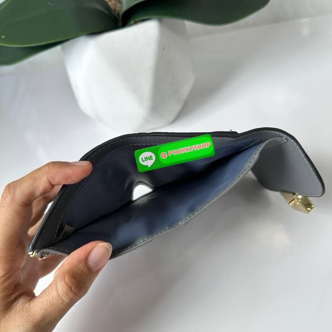 Coach Medium Grace Wallet (Cl421) 🔖กระเป๋าสุดหรูใบกลาง ขนาดกำลังดีกระทัดรัด 🔖วัสดุ : pebble leather 🔖ภายในมีช่องใบบัตรเครดิต 6 ช่อง มีช่องใส่เหรียญแยก สามารถใส่ธนบัตรแบงค์พันได้คะ