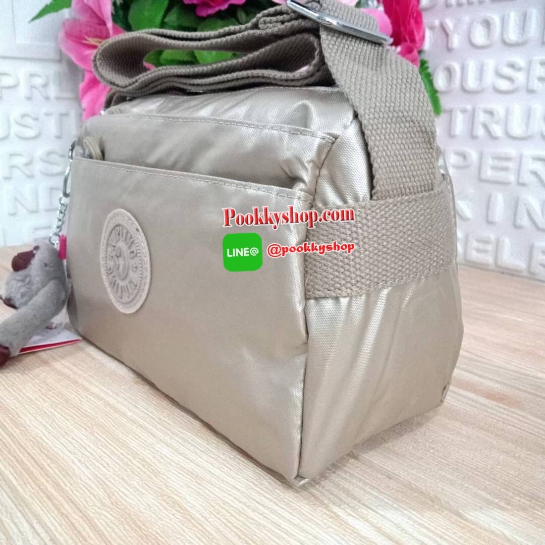 KIPLING Mini Crossbodybag กระเป๋าสะพายข้างขนาดกะทัดรัด ผลิตจากวัสดุ Nylon+ Polyester100% มีช่องใช้งานแยกย่อยมากถึง 4 ช่อง -ด้านหน้ามีช่องซิป 2 ช่อง -ช่องหลักโล่ง กว้าง จุของใช้ได้เยอะ -ด้านหลังมีช่องซิปอีก 1 ช่อง มาพร้อมพวงกุญเเจลิง สายสะพายยาวสามารถปรับไ