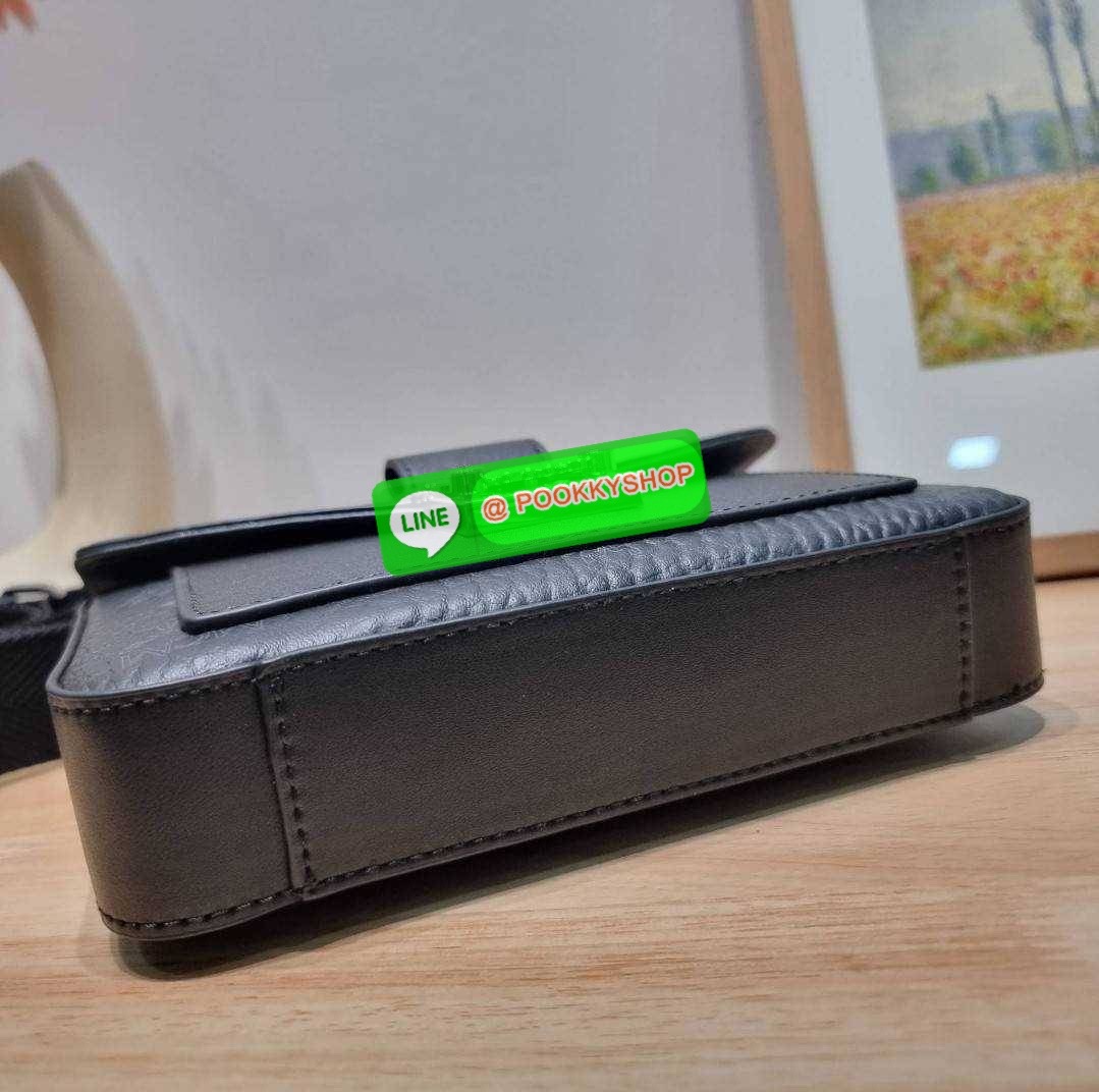 MCM SMALL MILLIE CROSSBODY IN VISETOAS กลับมาแน่นๆกับไอเท็มสุดฮิต!! ดาราเซเลปใช้กันเพียบ กระเป๋าสะพายข้าง ดีไซน์กึ่งสปอร์ต แต่แฝงความหรูในตัว ใช้งานง่ายด้วยขนาดที่พอเหมาะ และสายสะพายสปอร์ตที่สะพายคาดได้สะดวก จะสะพายข้าง สะพายแบบคาดอก ก็ดูดีไปหมด เปิด-ปิดด