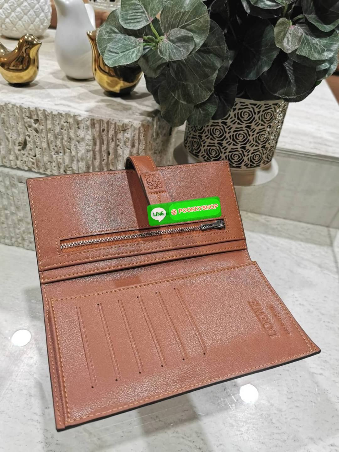 ✴️Don't Miss!✴️NEW! LOEWE LONG WALLET BAG VIP GIFT WITH PURCHASE-GWP กระเป๋าพรีเมี่ยมกิ๊ฟ Limited จาก LOEWE DUTYFREE COUNTER วัสดุหนังแท้เทคเจอร์สวยอยู่ทรงปั้มโลโก้แบรนด์ด้านหน้าเปิดปิดด้วยกระดุม ภายในมีช่องใส่ธนบัตรหลายช่อง ช่องหลักสาม