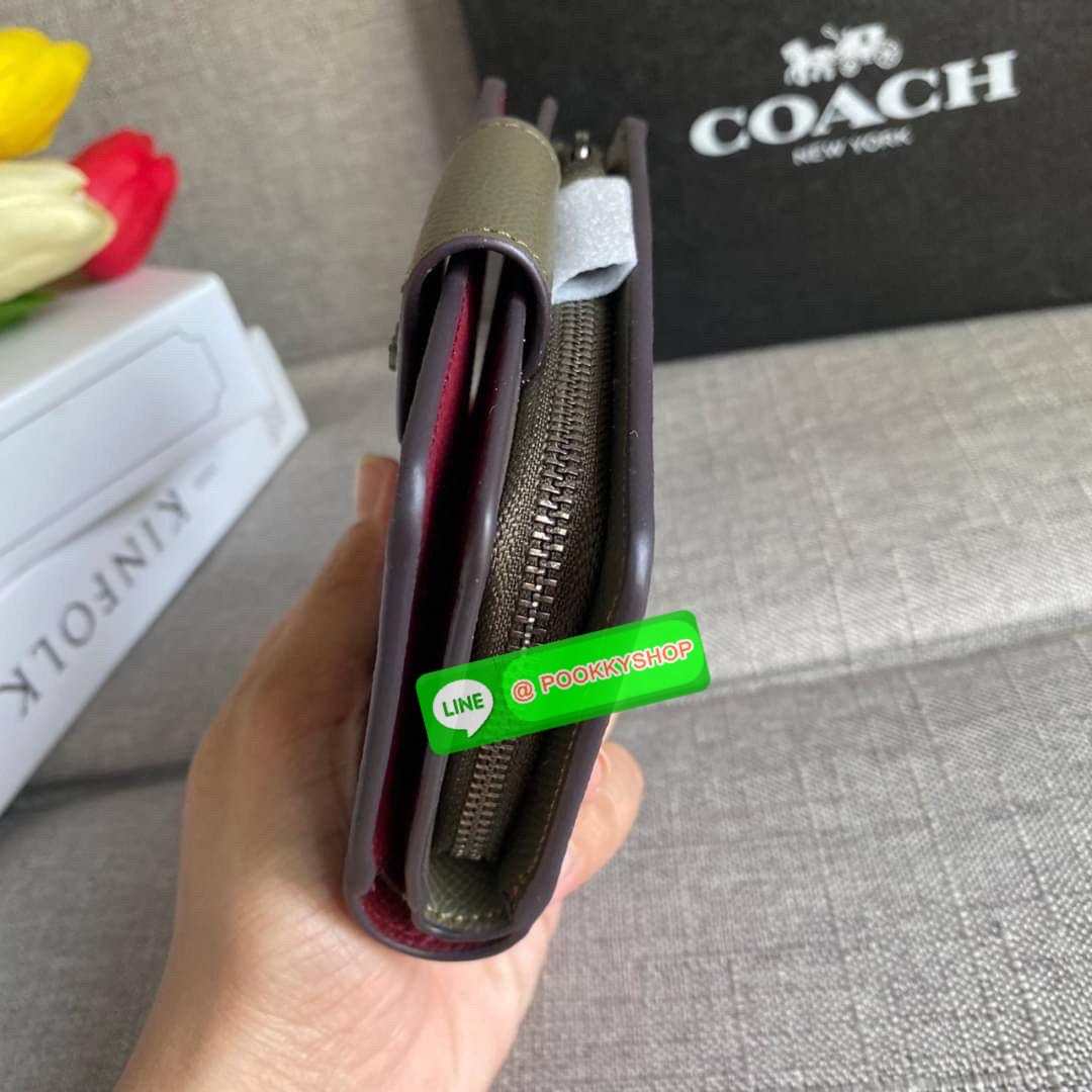 COACH 6390 MEDIUM CORNER ZIP WALLET กระเป๋าสตางค์ใบกลาง สีพื้นเรียบหรู วัสดุcrossgrain ภายในมีช่องใส่บัตรและธนบัตรได้ทุกชนิด มีช่องซิปใส่เหรียญ ขนาดกะทัดรัดพกพาง่าย คนชอบจัดระเบียบกระเป๋าสตางค์แนะนำเลยจ้า