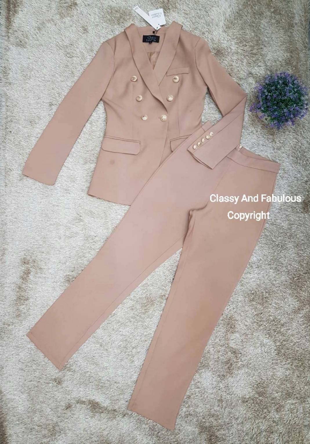 เสื้อสูท กางเกงขายาว เสื้อคอสูท ผ้าเรียบกระดุมทอง6เม็ด ปลายแขนก็ติดกระดุมเรียงมีกระเป๋าล้วงได้จิง ทั้ง2ข้าง มาพร้อมกางเกงขายาว ซิปหลัง เนื้อผ้าดีฝุดๆ ใส่แล้วหรูแบบเซเลบ มีความเกร๋ใส่ทำงานก็ได้ หรือใส่ได้ทุกโอกาส สาวๆต้องมีไว้นะคะเพราะผ้าเราดีจริงๆมากไม่ผิ