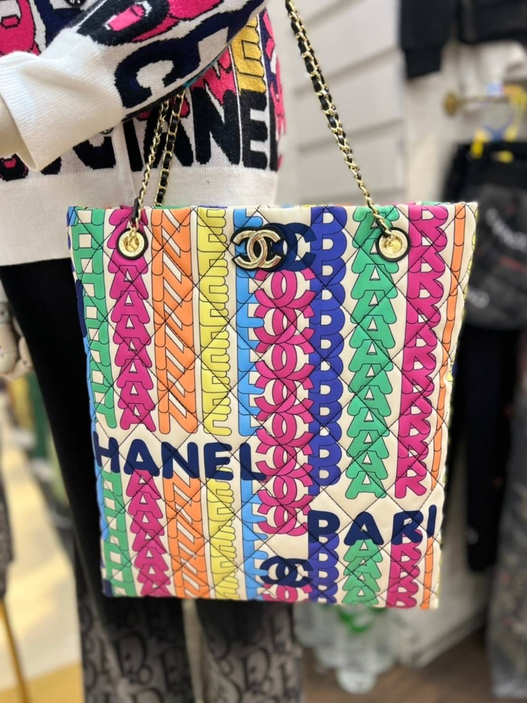 CHANEL FLAP BAG PRINT FABRIC & GOLD TONE METAL ss22 งานสวยชนช็อป ว๊าววววสุดๆ กับกระเป๋าผ้าแต่งอะไหล่ทองปั้มlogo ทุกจุด ลายlogo multicolors งานสวยมากไฮเอ็นสุดๆ จุของได้เยอะมาก มีซิบด้านใน ห้ามพลาดเลยน้าสาวๆ Must have!!!! มันเป๊ะทุกจุดจริงๆ