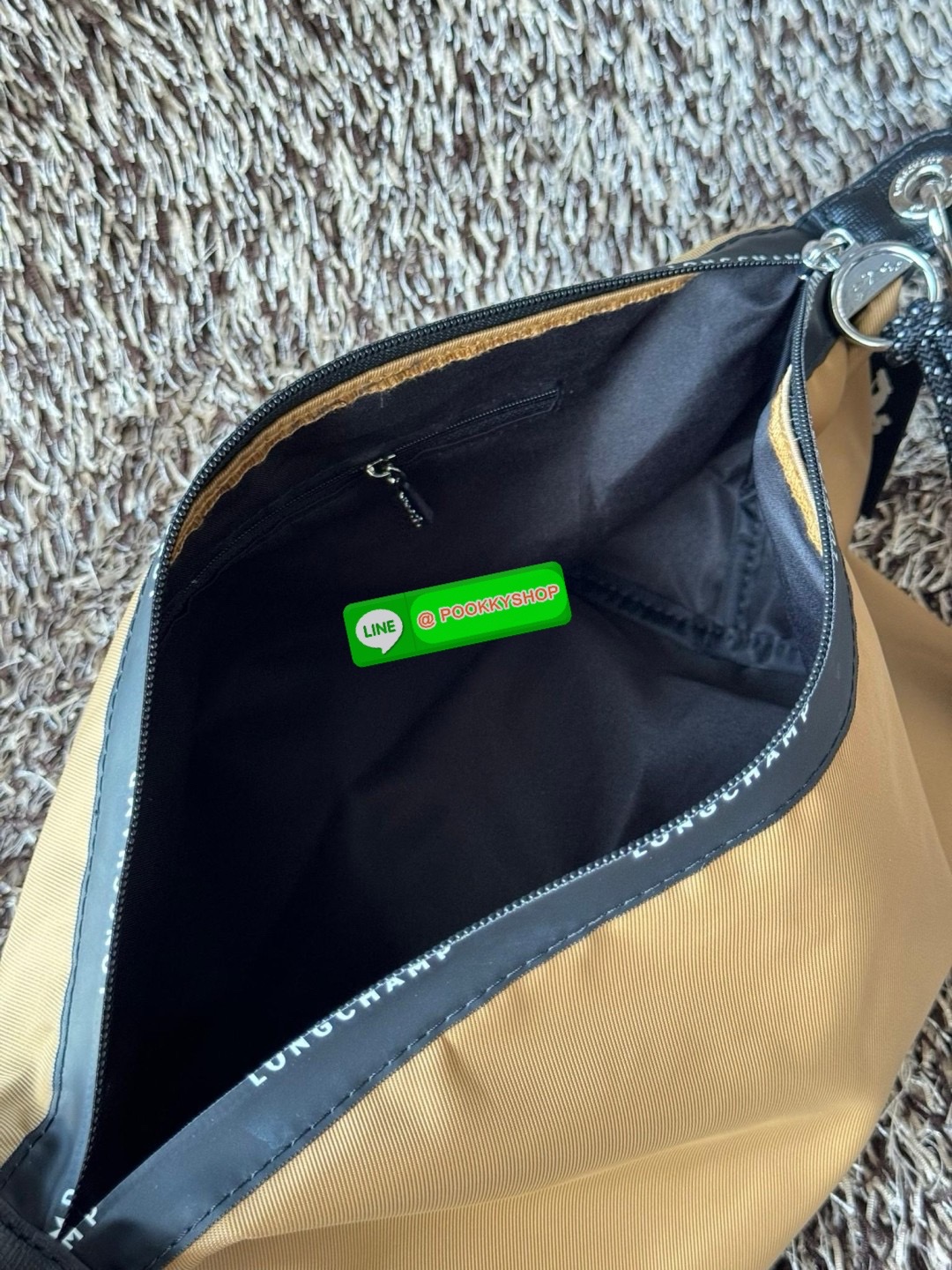 Longchamp LE PLIAGE ENERGY M YOGA BAG คอลเลกชั่นสุดเก๋ของ Longchamp ที่ซึ่งเป็นอีกหนึ่งแฟชั่นมาบรรจบกับกีฬา ออกแบบด้วยรูปแบบการเคลื่อนไหว ประสิทธิภาพ และความทนทานที่หลากหลาย ผลิตด้วยผ้าโพลีเอไมด์รีไซเคิลที่ผ่านการรับรอง ECONYL หัวซิปกันน้ำ มีให้เลือกหลายส